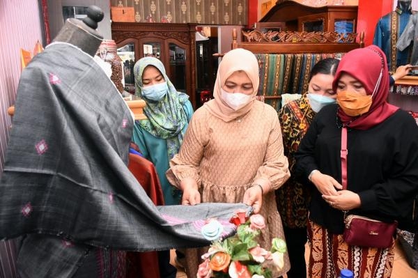 Nawal Ajak Dekranasda Kabupaten/Kota Beli dan Gunakan Kain Tenun Daerah Sebagai Baju Dinas